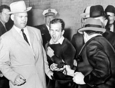 O Jack Ruby δολοφονεί τον Lee Harvey Oswald